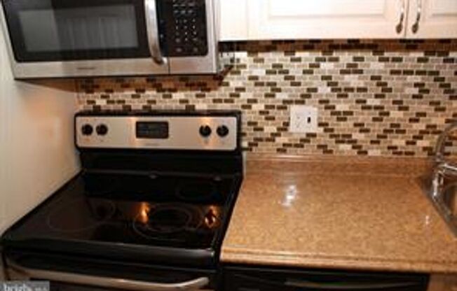 3 BEDROOM CONDO WITH BALCONY, ALL UTILITIES INCLUDED