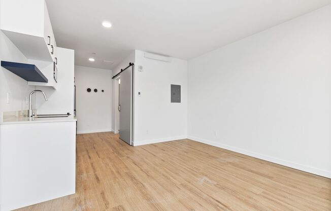 Studio, 1 bath, 240 sqft, $1,350, Unit 504