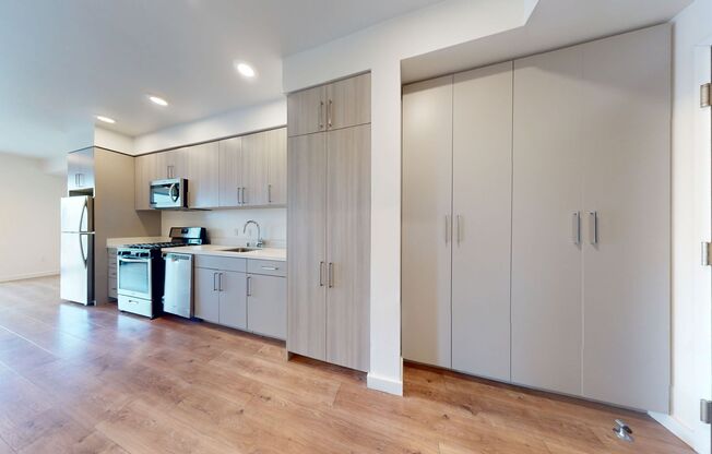 2 beds, 1 bath, 850 sqft, $2,745, Unit 211