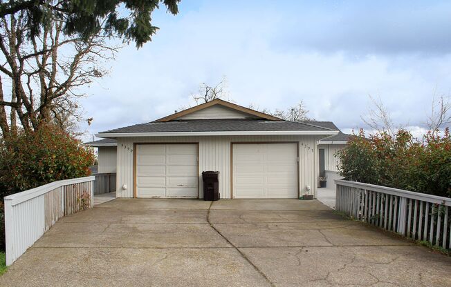 West Linn 2 Bedroom Duplex With Quality Updates & an FANTASTIC View!