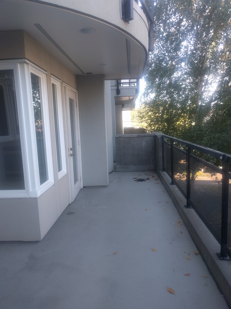 Beautiful 1BDR in the Heart of Upper Queen Anne w/ Huge Private Patio!!!