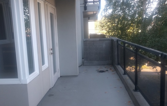 Beautiful 1BDR in the Heart of Upper Queen Anne w/ Huge Private Patio!!!