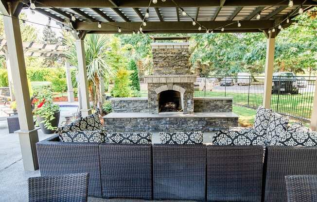 Kent Apartments - Signature Pointe Apartment Homes - Community Patio and Outdoor Fireplace