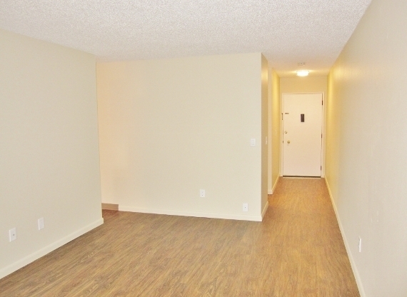 SE: Sweet Garden Style Top Floor 1-Bed w/Bright Picture Windows!