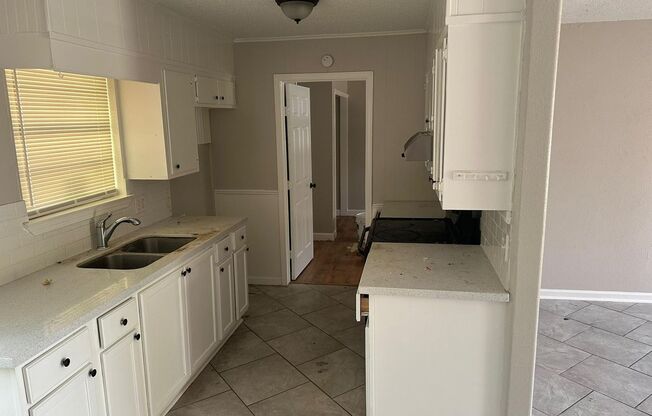 2 beds, 1 bath, $1,300