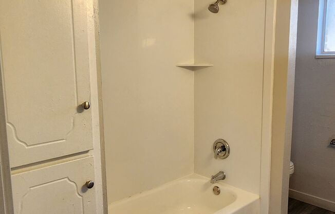 2 beds, 1 bath, 800 sqft, $1,295, Unit #40