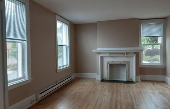 2 beds, 1 bath, 1,090 sqft, $1,350, Unit 202