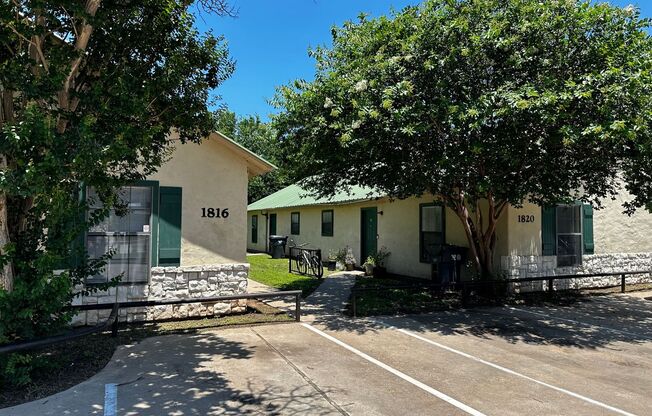 Spacious 1-, 2- and 3-bedroom duplexes at The Legend near Baylor!