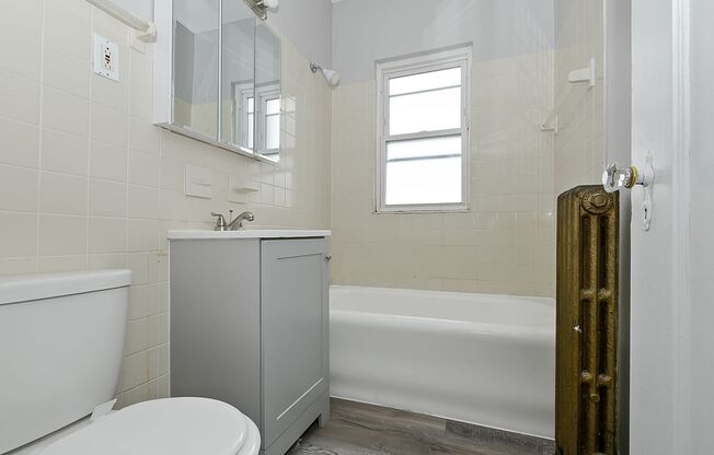 2 beds, 1 bath, $1,800, Unit 957-3