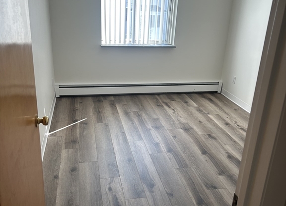 2 beds, 1 bath, 800 sqft, $2,200, Unit 35