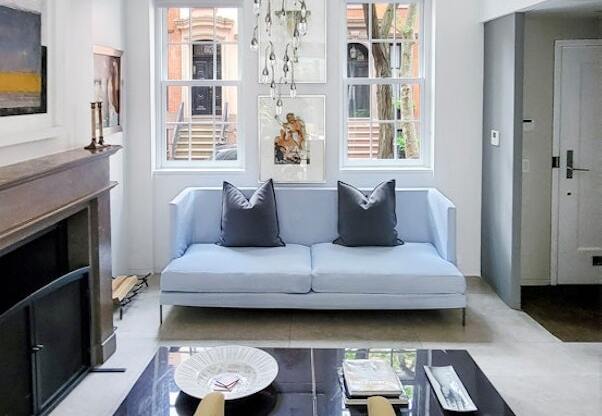 291 W 4 ST