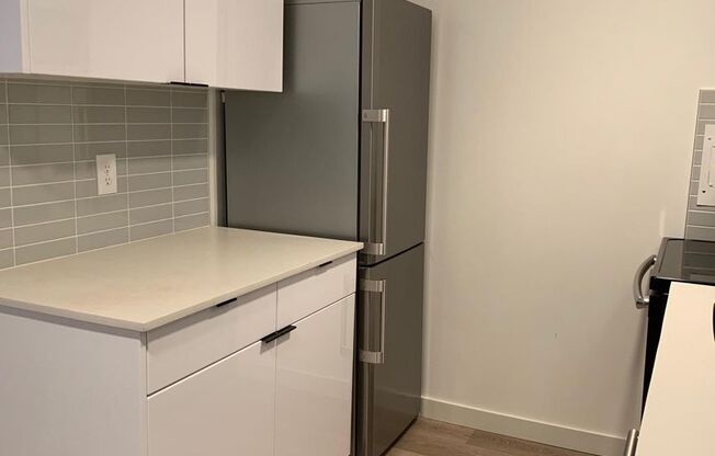 Studio, 1 bath, 375 sqft, $1,400, Unit 305