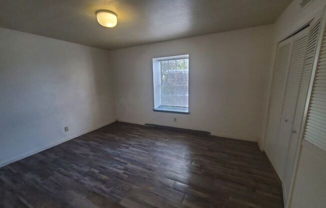 2 beds, 1 bath, $950, Unit Apartment