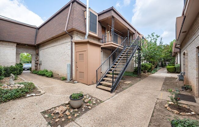 Classic 2 Bedroom, 1 Bath Condo in w/ Swimming Pool in North Austin!