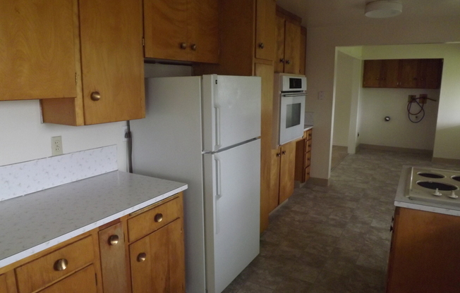 Spacious 3 Bedroom 1 3/4 Bath in Tacoma!!!!