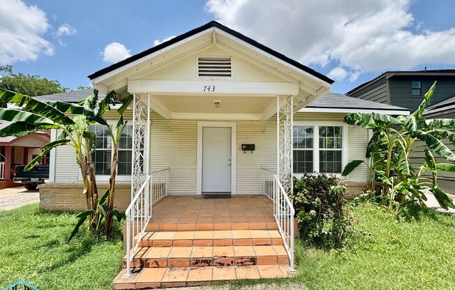 Cozy and Bright 3bedroom/1bath Vintage charmer in Beacon Hill, Close to Restaurants, Shopping, and Entertainment!