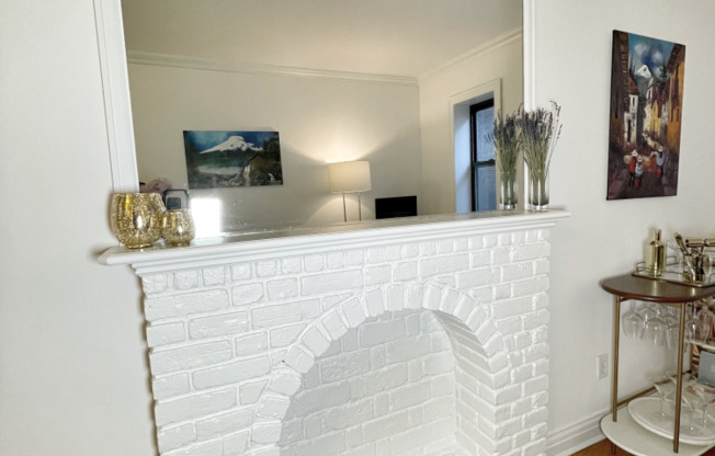 429 W 24 ST