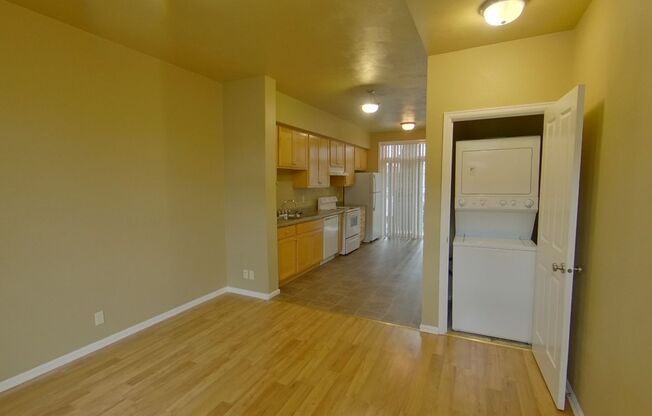 2 beds, 1 bath, $1,600, Unit 9