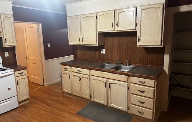 2 beds, 1 bath, $1,350, Unit 50