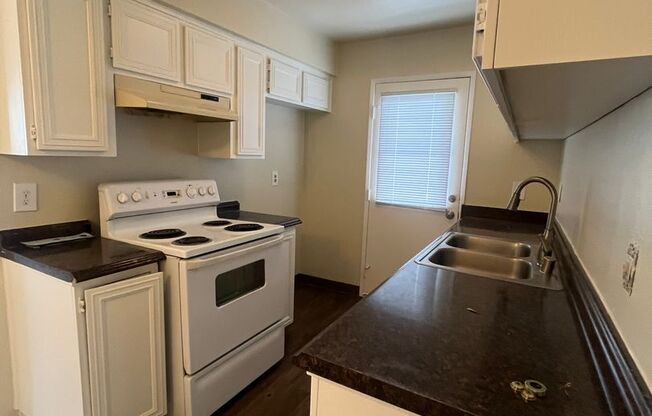 2 beds, 1 bath, $2,295