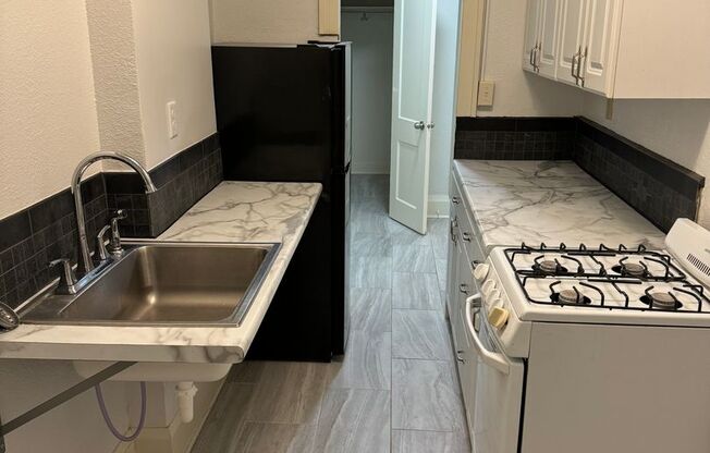 1 bed, 1 bath, 650 sqft, $925, Unit A