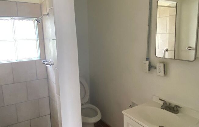 Studio, 1 bath, 370 sqft, $1,050, Unit 11