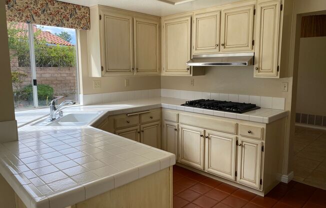 3 bed, 2 1/2 bath home in great East Simi Valley location
