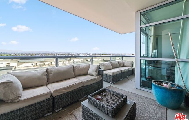 1 bed, 1.5 baths, 993 sqft, $4,700, Unit 720