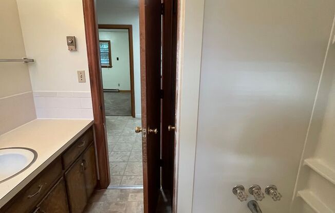 2 beds, 1 bath, 903 sqft, $1,140, Unit M-4