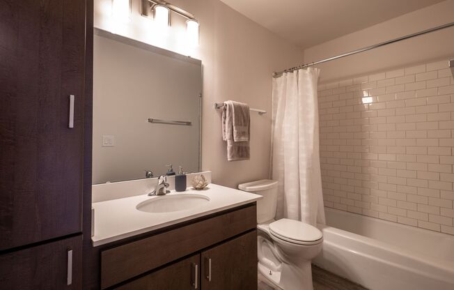 2 beds, 1 bath, $1,350, Unit 215