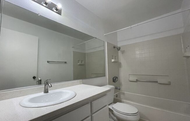Beautiful 2 Bedroom 2 Bath Downstairs Unit!