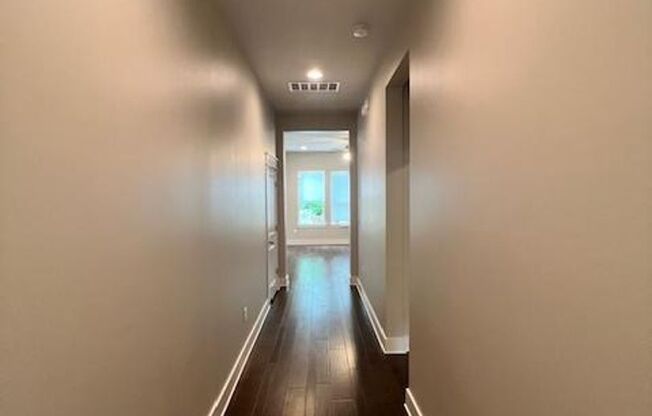 Gated Community / 3 bedroom, 2.5 baths, 3 living rooms / Near Domain