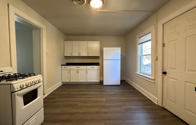 2 beds, 1 bath, 800 sqft, $875, Unit 414 1/2