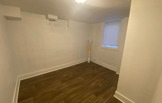 2 beds, 1 bath, $1,295, Unit 1924 South Columbine Street