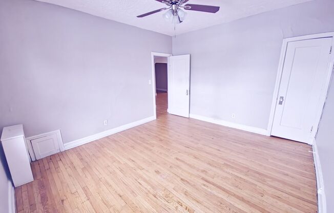 2 beds, 1 bath, $1,200, Unit The Breakers B307