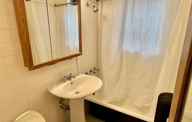 Studio, 1 bath, 300 sqft, $1,395, Unit 644-211