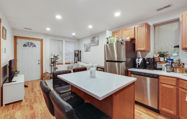 2425 N GREENVIEW AVE
