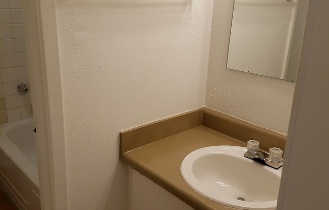 Studio, 1 bath, 450 sqft, $710, Unit *526
