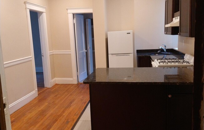 2 beds, 1 bath, $3,100, Unit 8