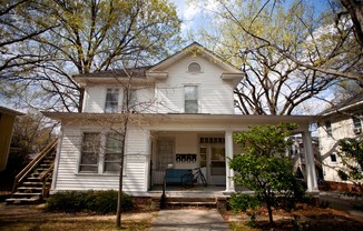 Studio living in a historic home near UNC!