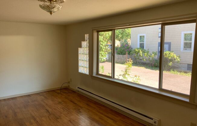 2 beds, 1 bath, $1,395, Unit 196 N Jefferson St.