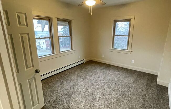 6 beds, 2 baths, 2,495 sqft, $3,500, Unit main house