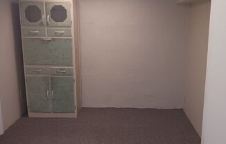 2 beds, 1 bath, $900, Unit B