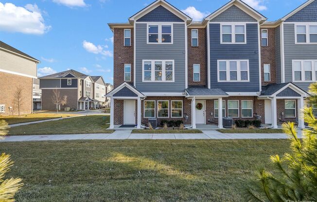 BEAUTIFUL NEW CONSTRUCTION TOWNHOME FOR LEASE IN TROY!