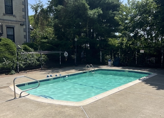 2 beds, 1 bath, 764 sqft, $2,100, Unit 1-27