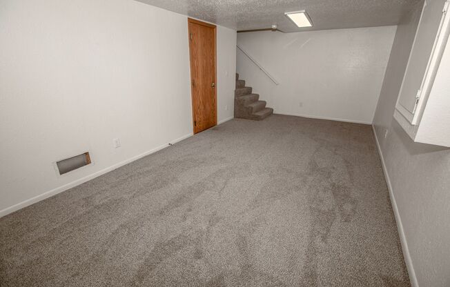 3 beds, 2 baths, 1,600 sqft, $1,995, Unit ew-21