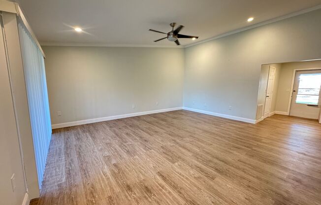 AVAILABLE NOW!  2 Bedroom 2 Bath Duplex with 1 Car Garage!