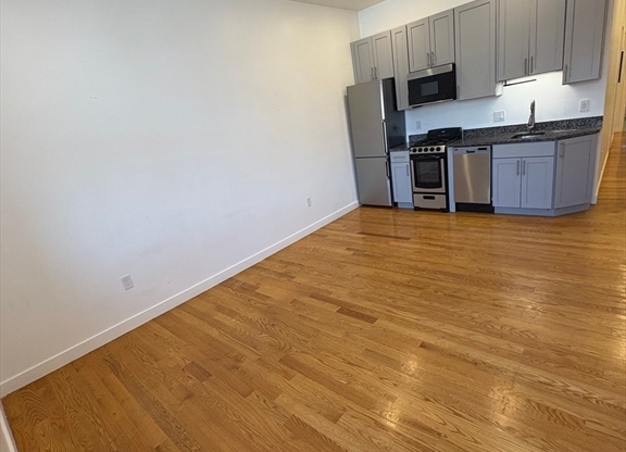 2 beds, 1 bath, $2,250, Unit 202