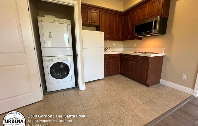 Charming 1-Bedroom, 1-Bath Granny Unit Above Garage