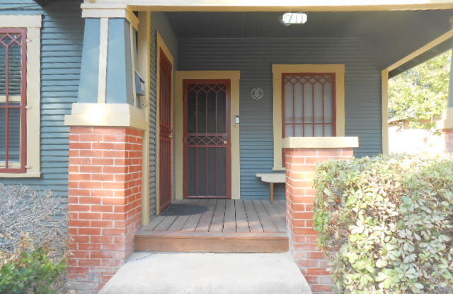 711 E EVERGREEN CT